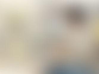 Ein Profi überprüft Übersetzungsdateien am Laptop.