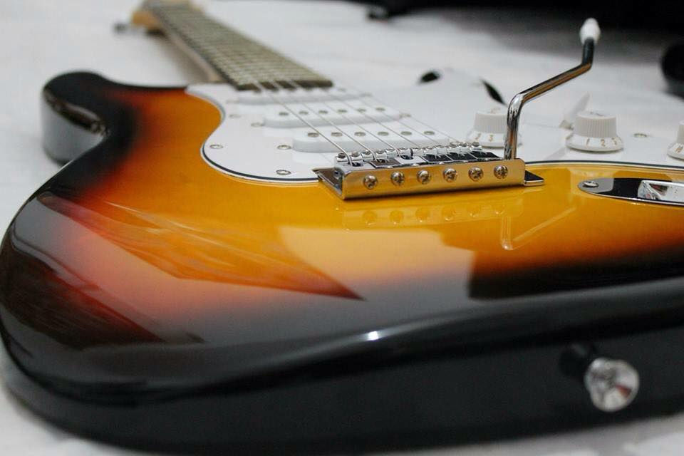 Thumbnail: גיטרה חשמלית SONOR חום/לבן דגם ST