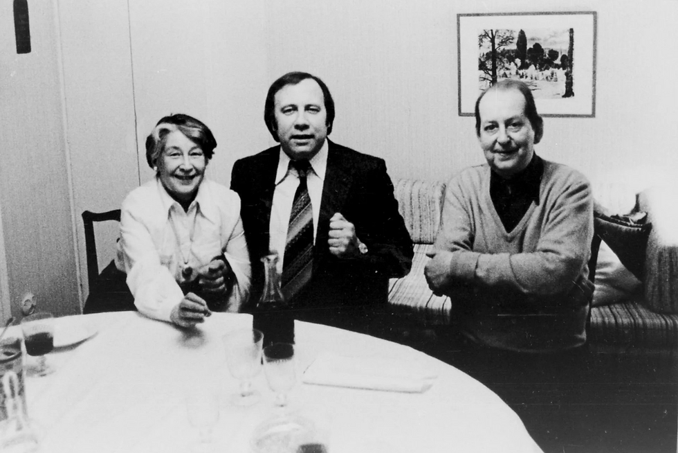 Dirigent Neeme Järvi (keskel) külas Rootsis elaval heliloojal Eduard Tubinal ja tema abikaasal. 1980. aastate algus. Foto: Rahvusarhiiv