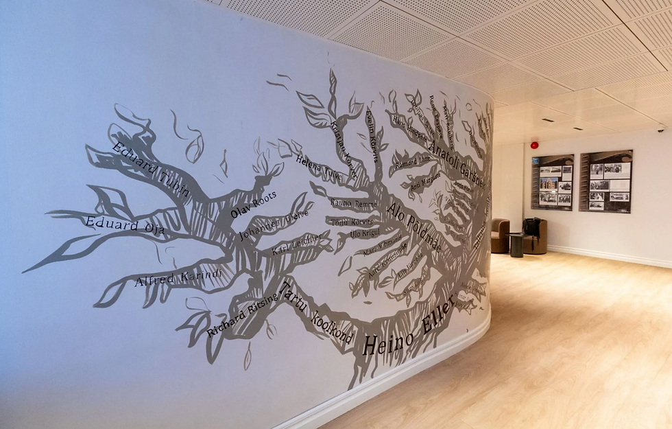 Elleri kooli kolmanda korruse fuajees asub Heino Elleri õpilaste puu. Foto: Kristjan Teedema