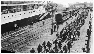 Victorian infantry embarking on HMAT Hororata (A20), at Station Pier, Port Melbourne, 1914. At left is HMAT Orvieto. Reprinted courtesy of the Australian War Memorial.