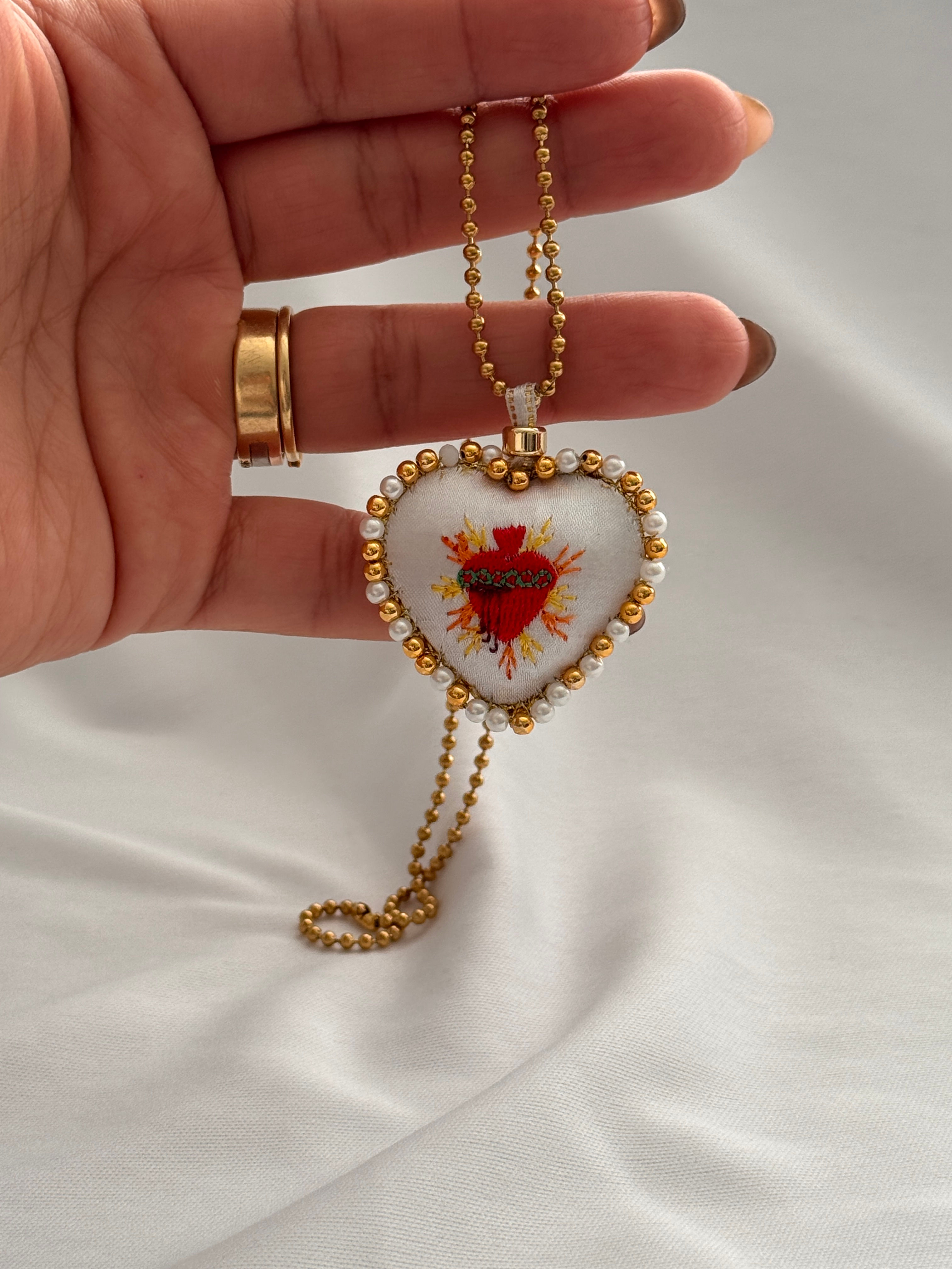 Collar Detente Sagrado Corazón – Perlas y Acero Inoxidable