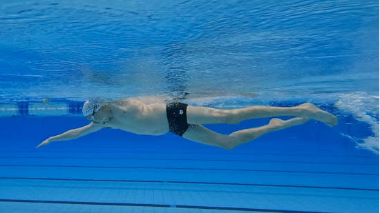 Swimyin uimari, joka tekee potkuja koukussa olevilla jaloilla