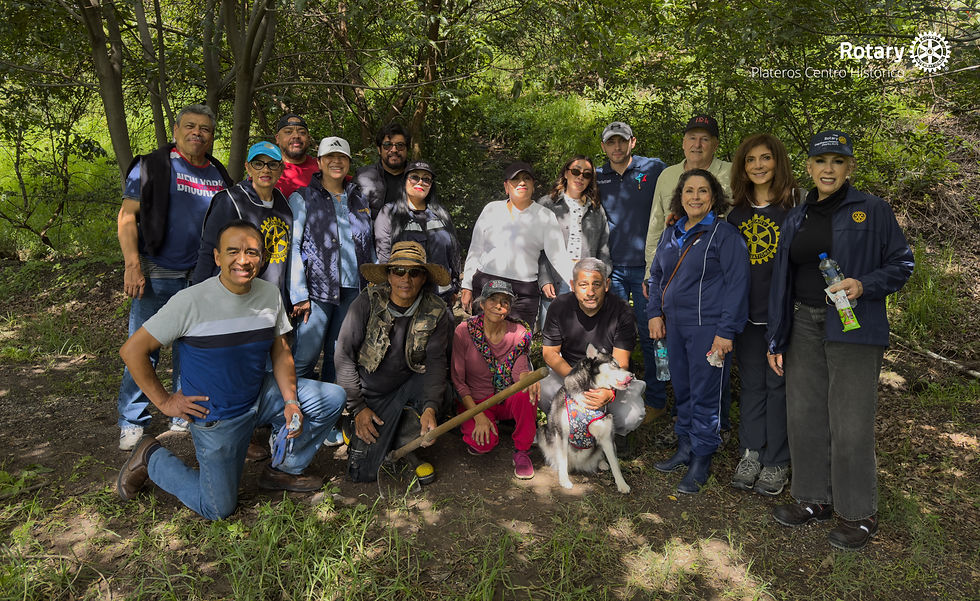 Foto grupal de los asistentes a la actividad de reforestación.