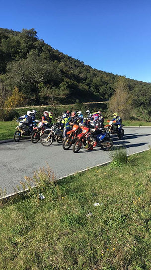 une photo d'un rassemblement de motos durant une randonnée de motos enduro