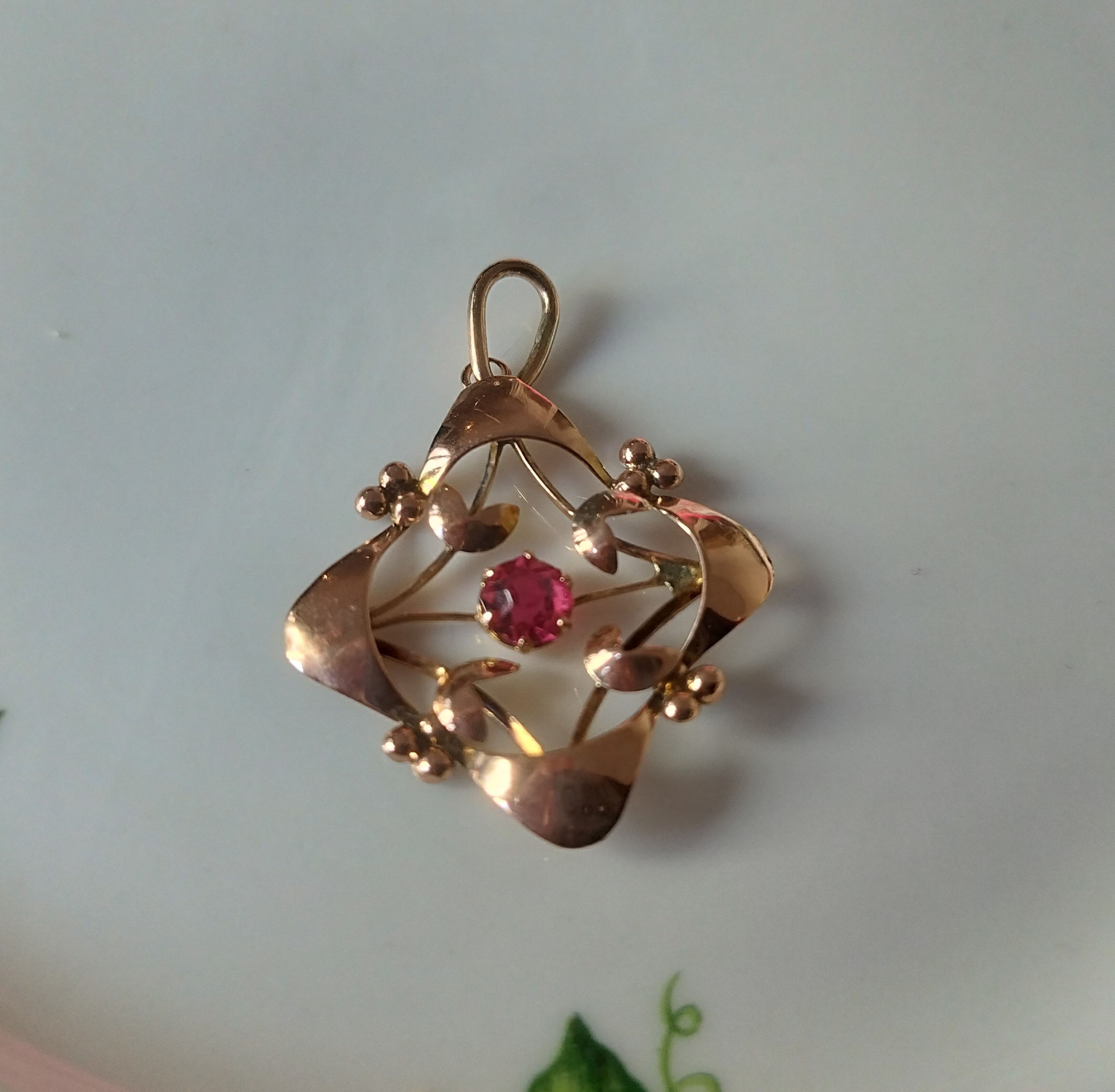 תליון זהב עם אבן אדומה