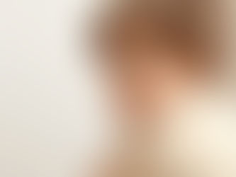 Enfant de profil dans une ambiance douce et lumineuse