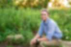Summer senior picture in field showing what to wear in Columbus senior picture