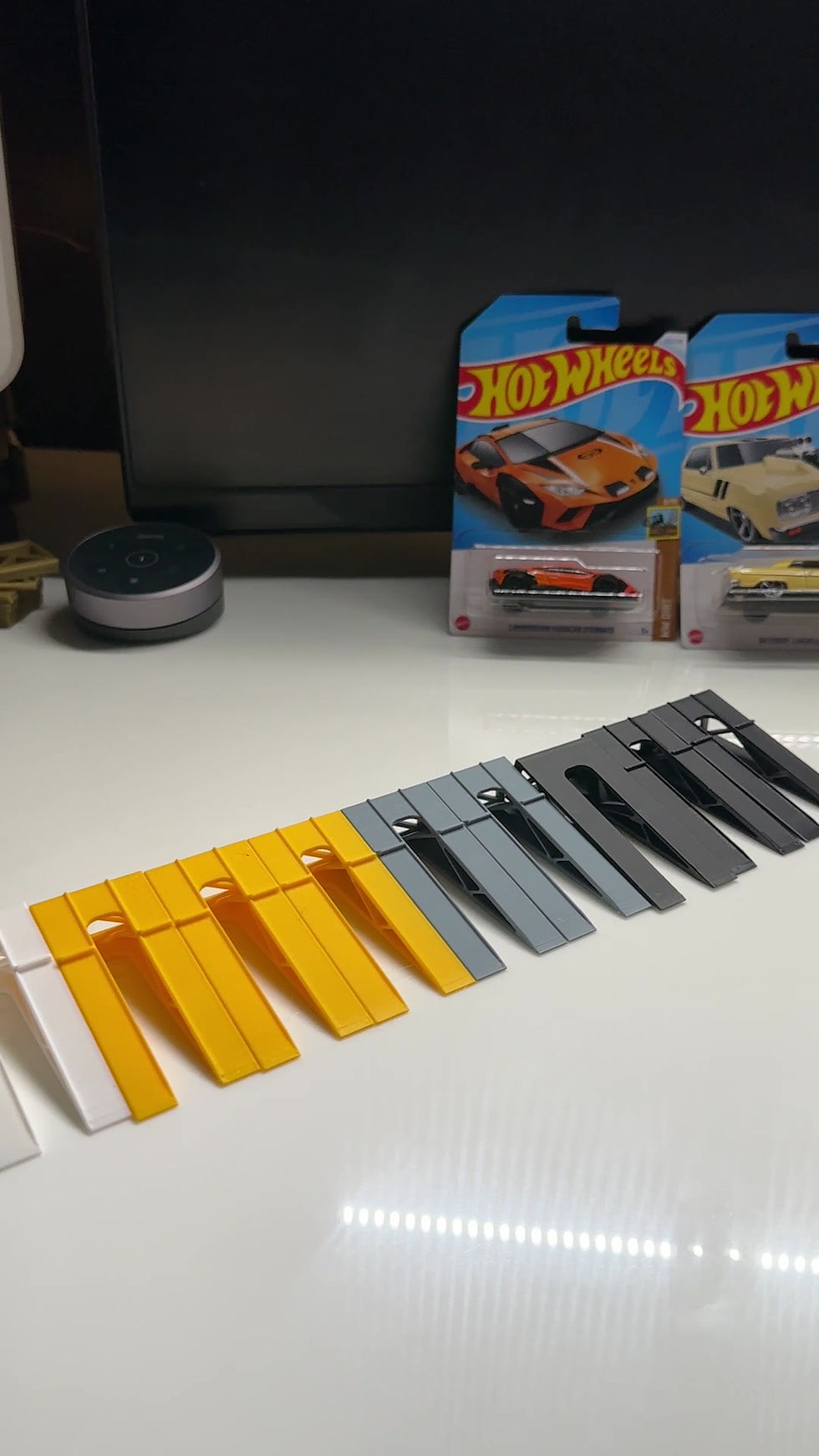 Thumbnail: 1:64 Hot Wheels Sloping Desk Display