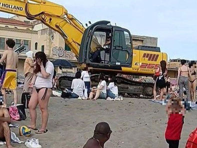 Ostia, ruspa tra i bagnanti sulla spiaggia libera «Gialla»: scoppia la polemica. Il Campidoglio risponde e annuncia verifiche