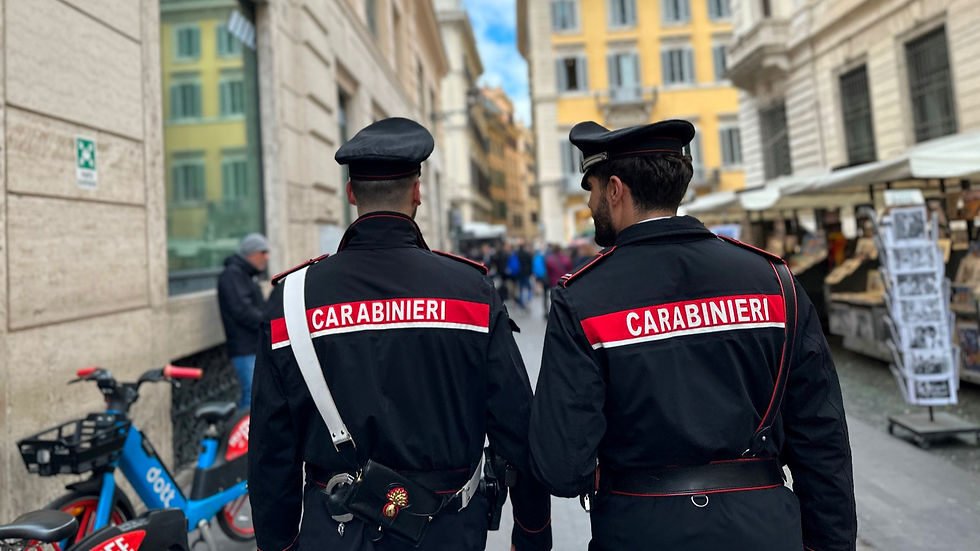 Controlli dei carabinieri per strada a Roma