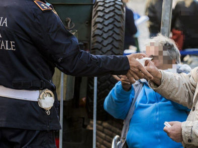 Senzatetto soccorso tra i rifiuti vicino a Termini: sarà avviato a un percorso di assistenza