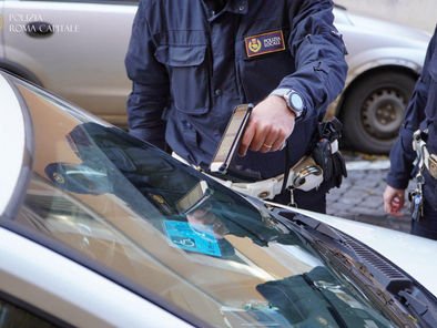 Parcheggia su posto per disabili con permesso falsificato, 67enne denunciata