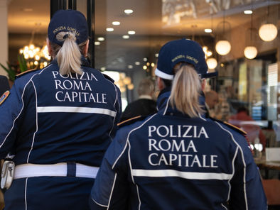 Esquilino, ristoratrice sversa rifiuti nelle fogne condominiali: denunciata. Locale chiuso per carenze igieniche