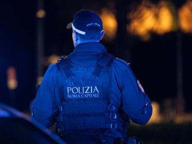 Tor Bella Monaca, precipita da una finestra dopo una lite per un debito: si indaga per omicidio