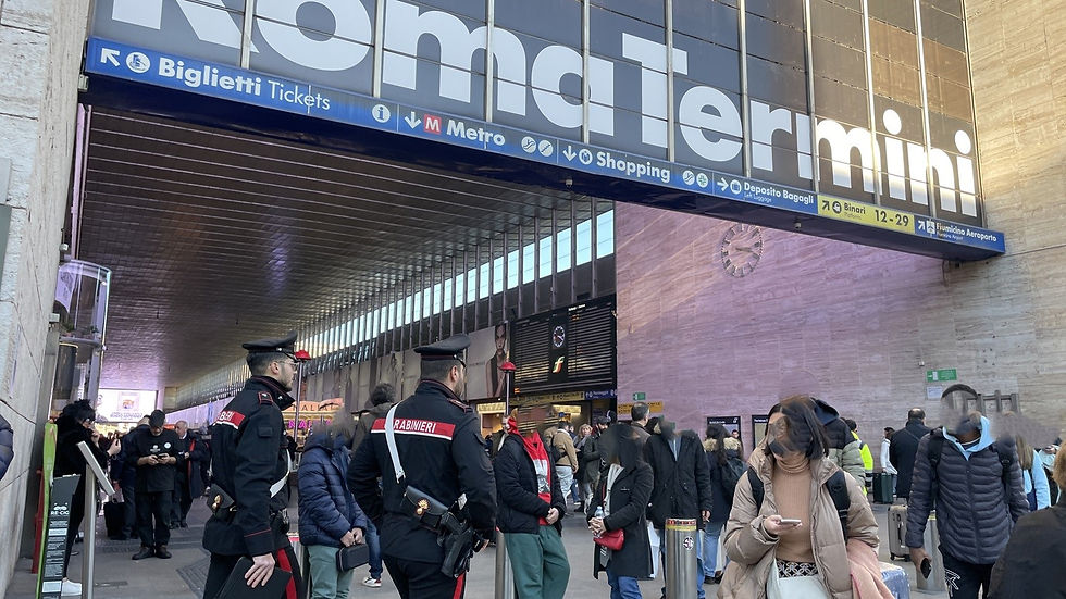 Controlli dei carabinieri alla stazione Termini 