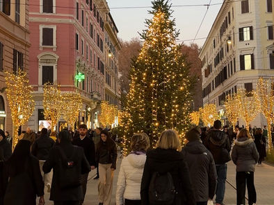 A Roma il Natale si fa digitale: crescono gli acquisti online, ma la tradizione non tramonta