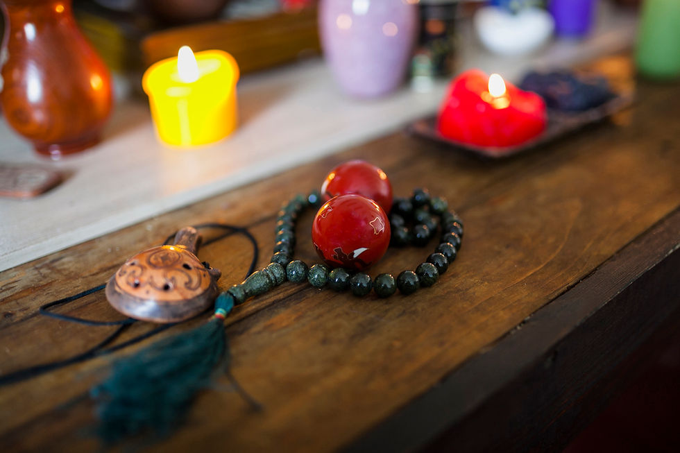 bougies-allumees-boules-chinoises-rouges-tortue-perles-priere-pour-se-detendre-bureau-bois