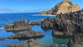 Porto Moniz på Madeira med bad i lavapooler med Atlantens skummande vågor intill