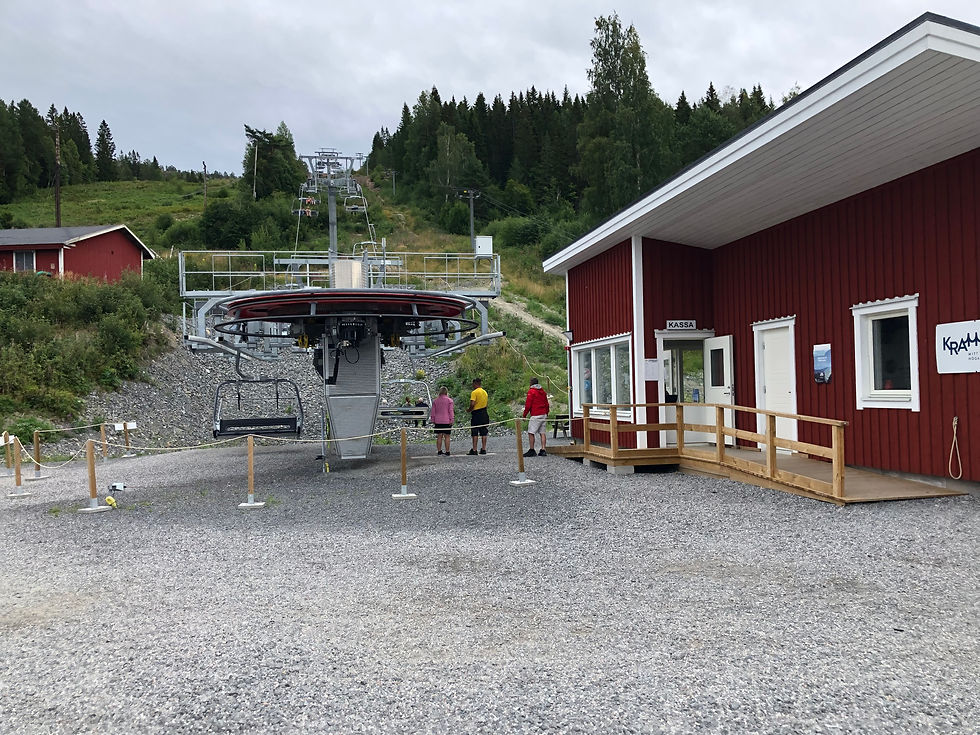 Fru ResGlad bestiger Skuleberget med tonåringar