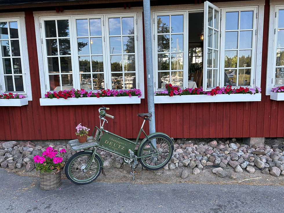 Fru ResGlad äter middag på Restaurang Sjöboden i Spikens fiskeläge