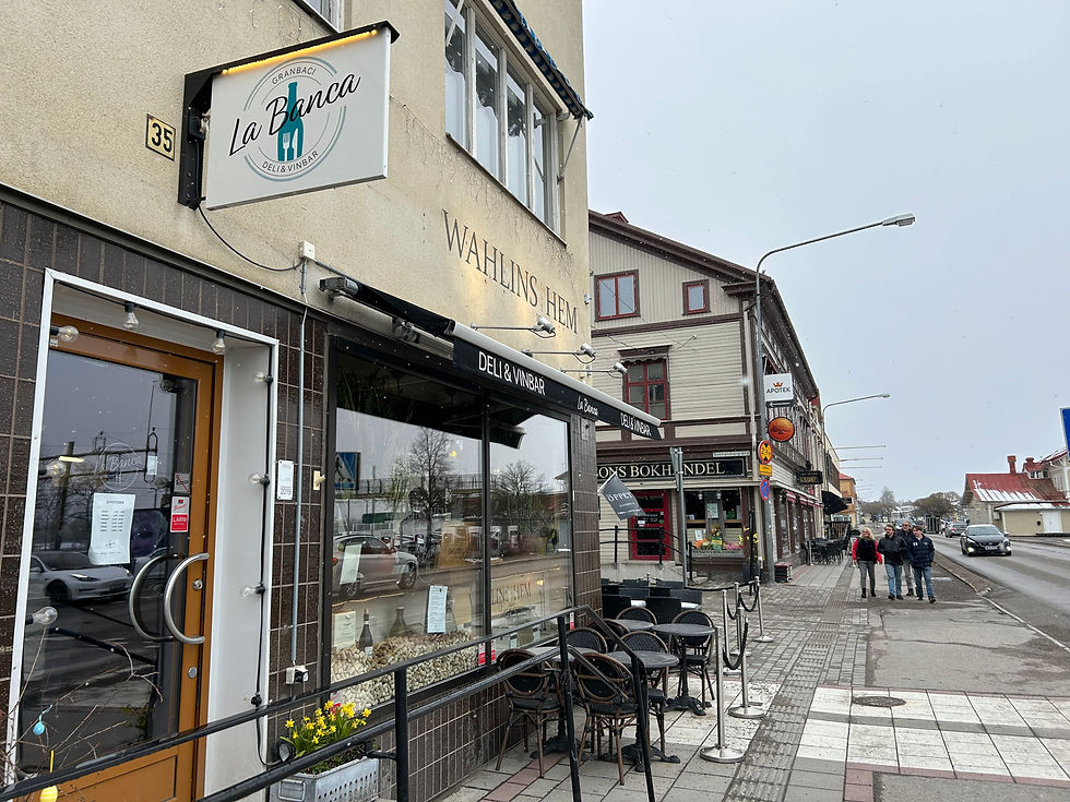 Fru Resglad besöker den italienska kvarterskrogen La Banca på hemväg från Funäsdalen