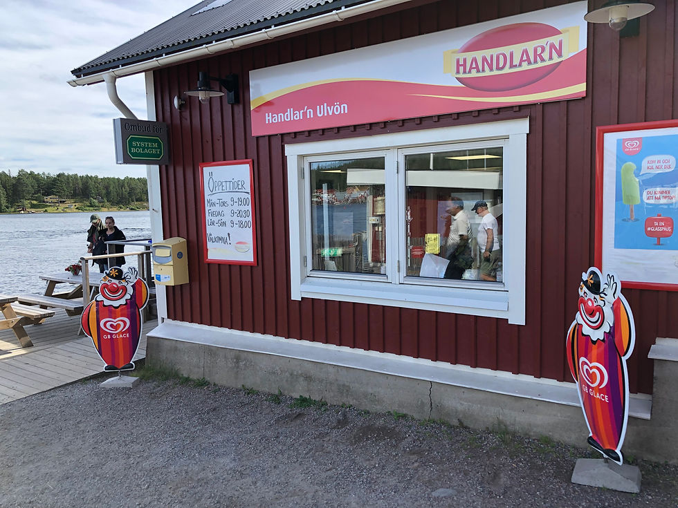 Fru ResGlad går upp på Lotsberget på Ulvön