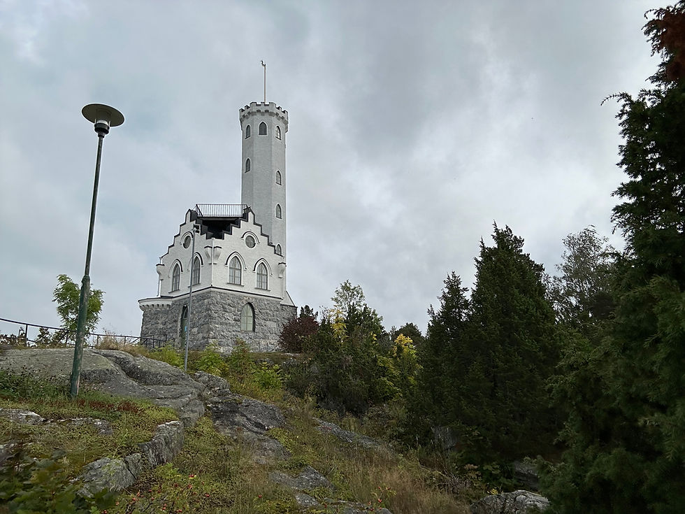 Promenad upp till Oscarsborg på Östra berget i Söderhamn