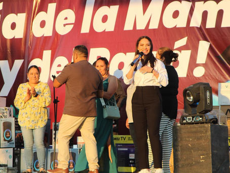 Celebra Nalleli Pedraza a madres y padres de familia en Morelia