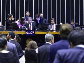 Arcabouço fiscal demandará ajuste de juros e tributação para equilÃbrio, dizem especialistas
