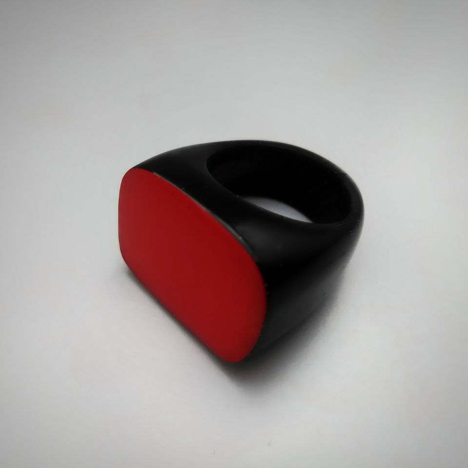 Anel resina Reine preto vermelho