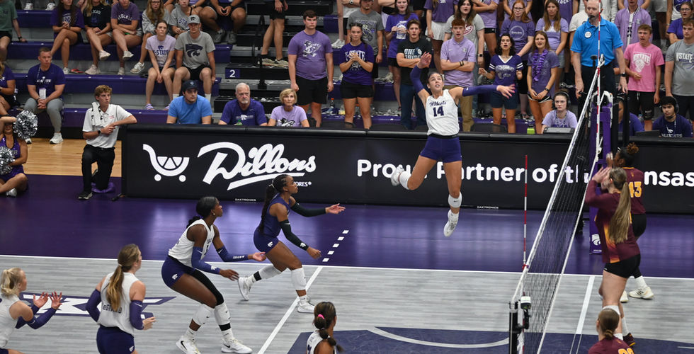 K-State Volleyball players huddle together. Courtesy: Alex Acosta