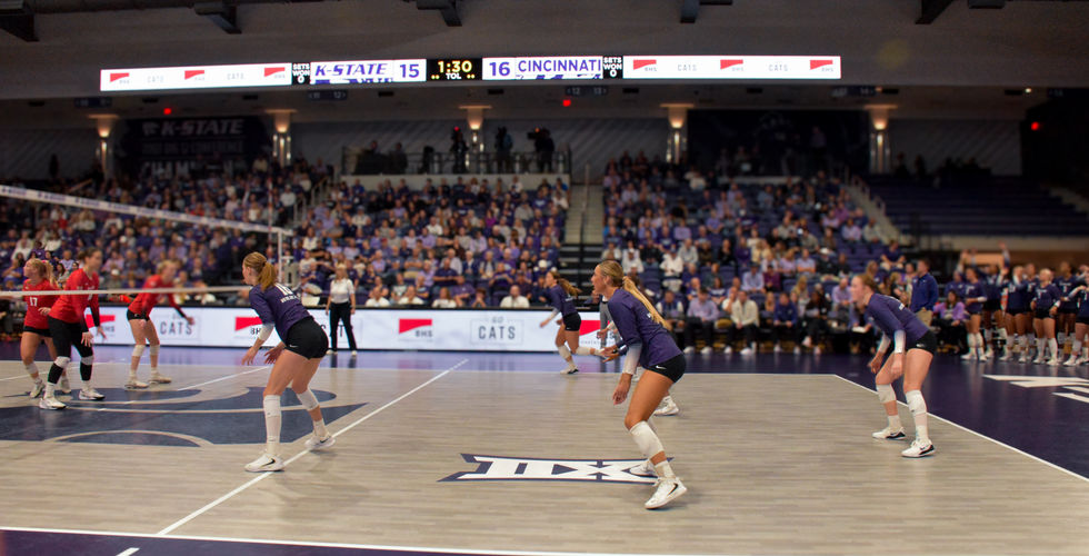Five K-State volleyball players prep for another set against Cincinnati.