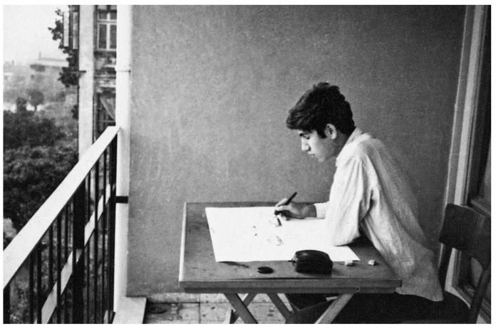 Pamuk never intended to become a writer at all; he trained as a painter from childhood and spent hours copying Renaissance works, only abandoning art school in his early twenties after a sudden, unexplained shift in ambition. He later said this pivot felt “like waking inside someone else’s life,” a moment that rerouted him from visual art toward the novels that would define his career. Photo courtesy of the Orhan Pamuk archives.