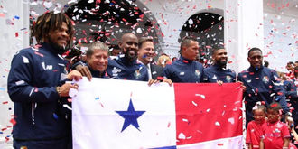 PANAMÁ RECIBIÓ LA BANDERA NACIONAL