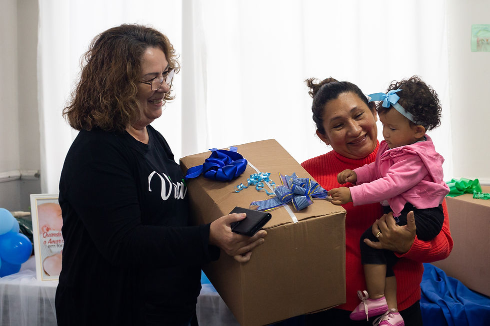 Doação sendo entregue para família do proejto