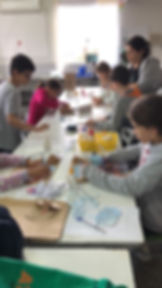 Crianças fazendo atividade manual