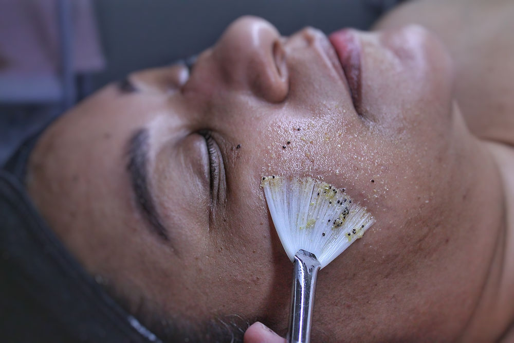 Client receiving a relaxing facial