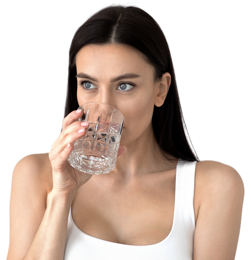 Donna che beve acqua pura