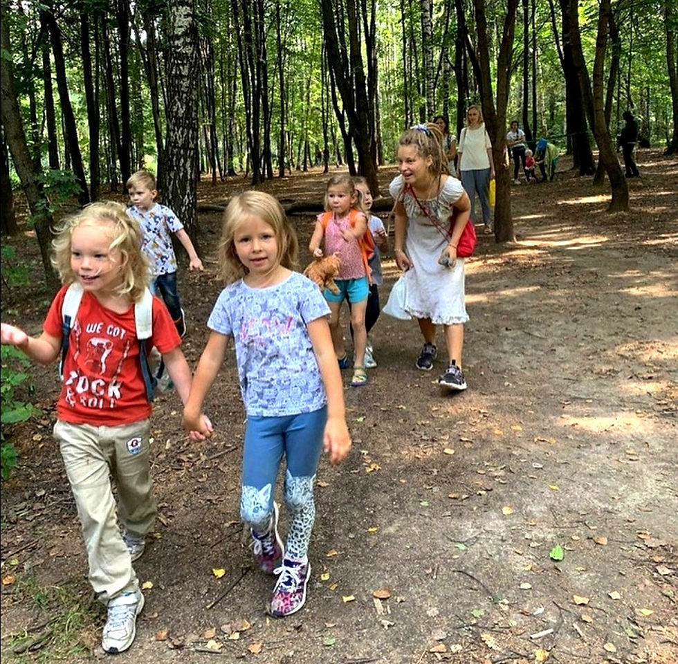 Маша с детьми на прогулке