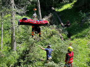 54-Jähriger rutscht auf Brücke am Moosensteig im Lattengebirge aus und fällt in den Bach