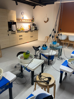 Sfeervolle en ruime keramiek studio van Atelier Plus in Limburg, de ideale locatie voor cr