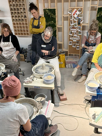 Gastdocente Nora Nuyts demonstreert geavanceerde keramiektechniek tijdens masterclass bij Atelier Plus Oudsbergen.