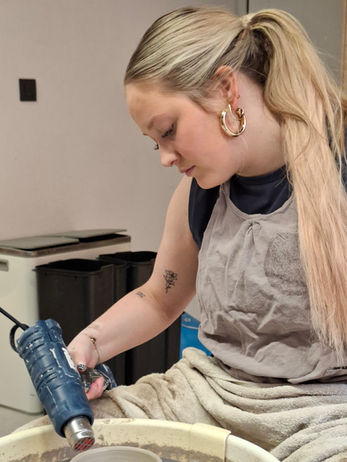 Cursist leert pottendraaien aan de draaischijf tijdens workshop bij Atelier Plus Oudsbergen Limburg.
