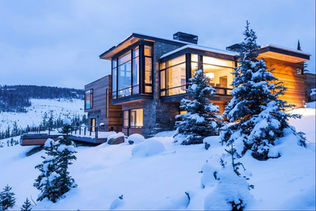 Mountain modern home in the winter