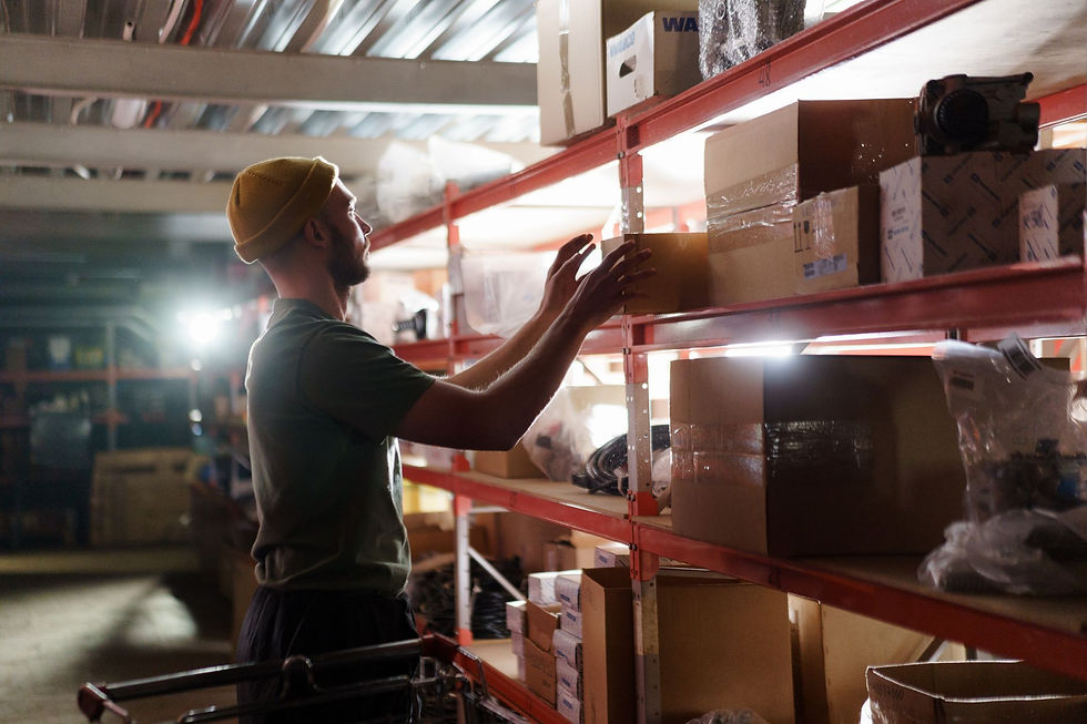 Estoque de caixas paradas representando capital imobilizado em e-commerce