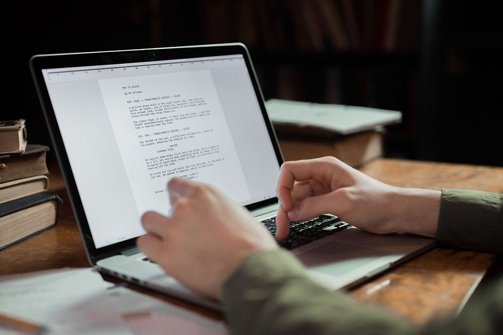 Uma pessoa digitando em um laptop em um espaço de trabalho aconchegante com livros ao redor. Perfeito para temas de escrita e tecnologia.