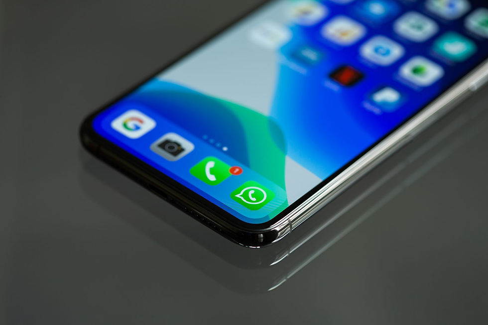 Pessoa respondendo mensagem de cliente pelo celular no atendimento comercial