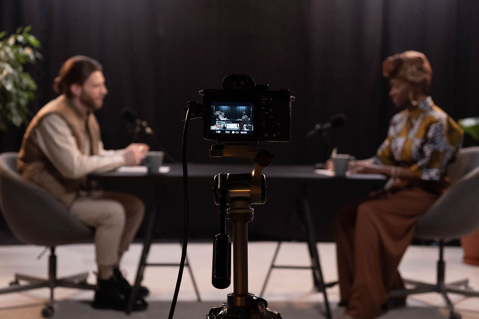 Câmera gravando entrevista longa em estúdio de vídeo