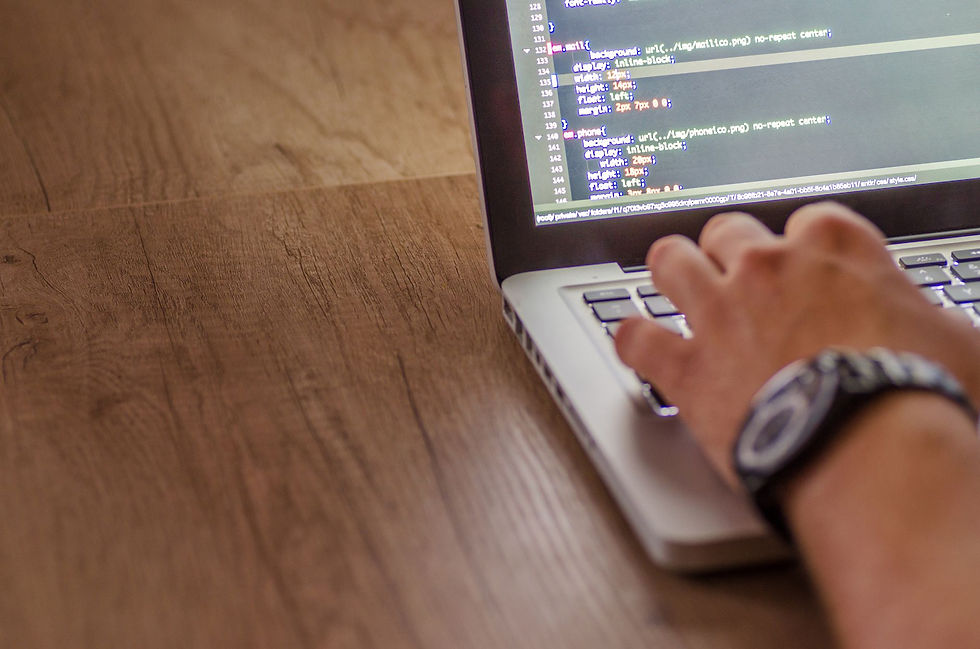 Close-up de uma pessoa codificando em um laptop, destacando conceitos de desenvolvimento web e programação.